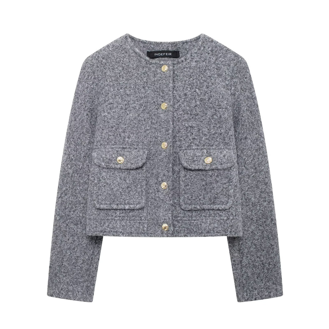 Damen Kurz geschnittene Bouclé‑Jacke mit Rundhalsausschnitt, aufgesetzten Pattentaschen und goldfarbenen Zierknöpfen Nord Taschen