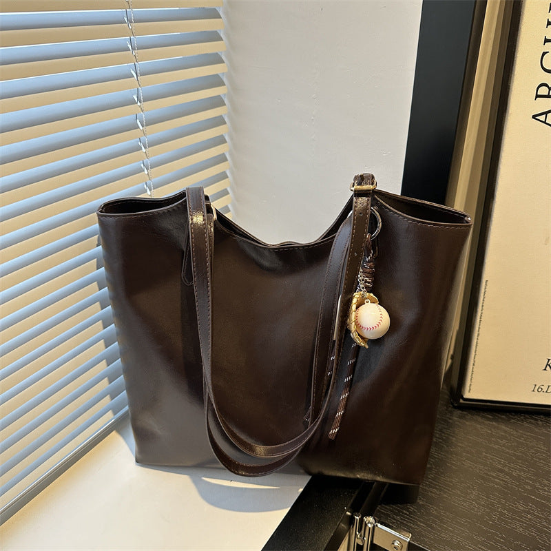 Damen elegante Schultertasche mit dekorativem Anhänger Nord Taschen