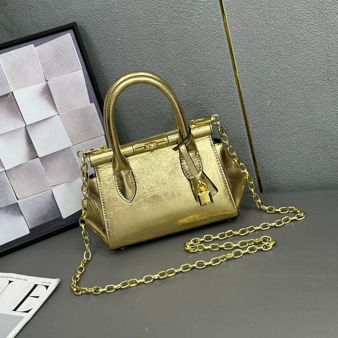 Damen Handtasche im strukturierten Design mit goldener Kette Nord Taschen