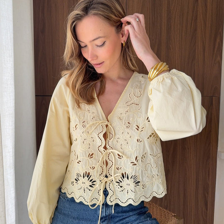 Damen Leichte Broderie-Anglaise-Spitzenbluse mit V-Ausschnitt, Bindeband und Ballonärmeln Nord Taschen