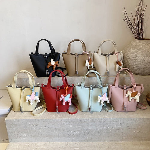 Damen praktische Handtasche mit niedlichem Anhänger Nord Taschen