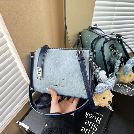 Damen Umhängetasche aus hochwertigem Denim mit verspieltem Anhänger Nord Taschen