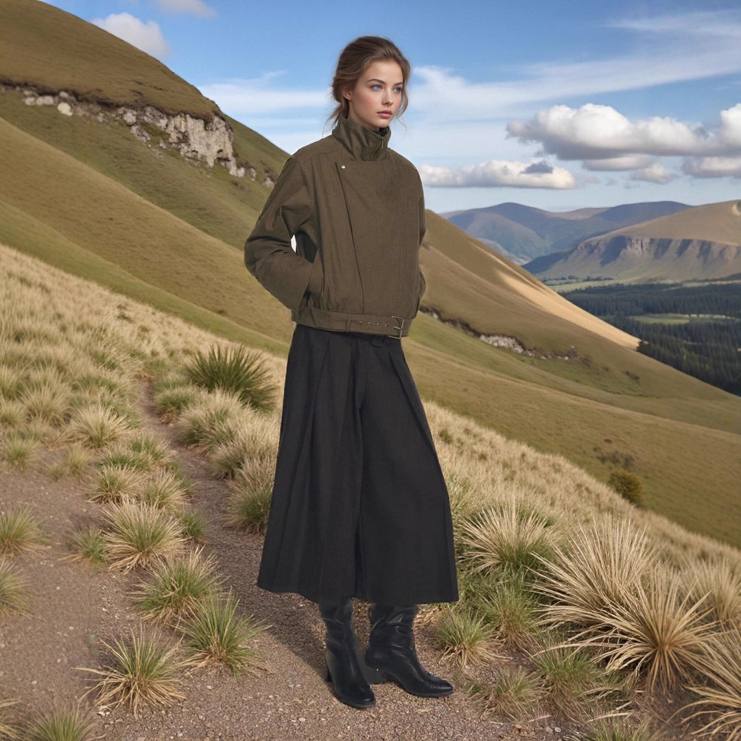 Damen Kurzblouson mit hohem Stehkragen, verdecktem Reißverschluss und Taillengürtel Nord Taschen