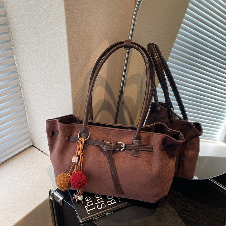 Damen modische Handtasche mit verspieltem Anhänger Nord Taschen