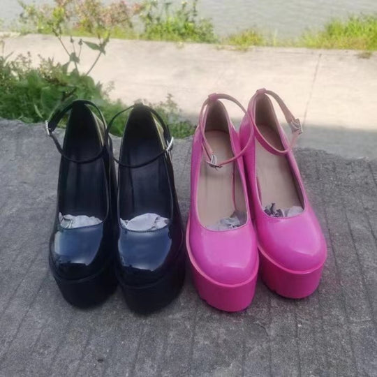 Damen Plateau-Pumps mit eleganter Doppelriemenführung und rutschfester Sohle