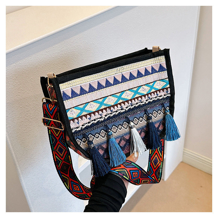 Damen umhängetasche mit kreativem Stickmuster und Quasten Nord Taschen