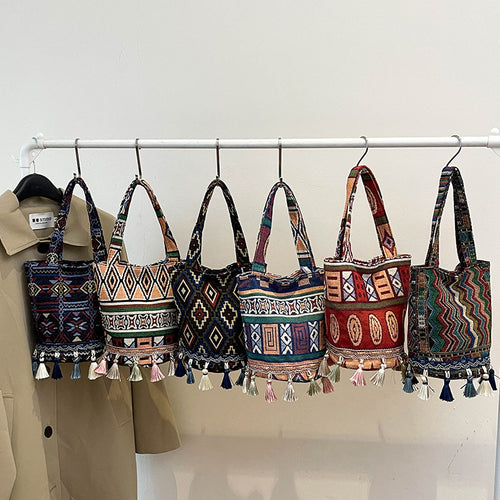 Damen Jute-Tragetasche mit modernem Ethnodruck und trendigen Quasten Nord Taschen
