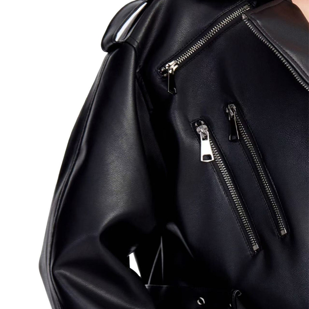 Damen kurz geschnittene taillierte Bikerjacke aus Kunstleder mit Doppeltaillengürtel, Epauletten und Zipperdetails Nord Taschen