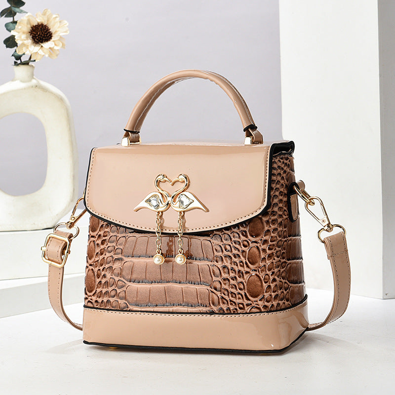 Damen elegante Handtasche mit dekorativen Herz-Applikationen Nord Taschen