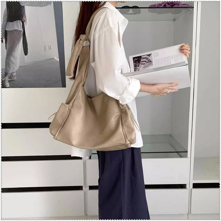 Damen Hobo-Tasche mit elegantem Faltendesign und praktischem Tragegurt Nord Taschen