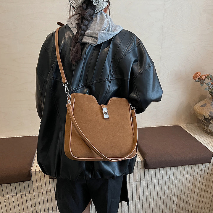 Damen Hobo-Tasche aus weichem Wildleder mit edlem Verschluss Nord Taschen