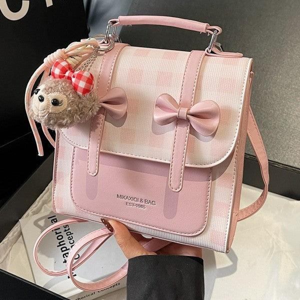Damen Umhängetasche mit verspieltem Design und charmantem Plüschanhänger Nord Taschen