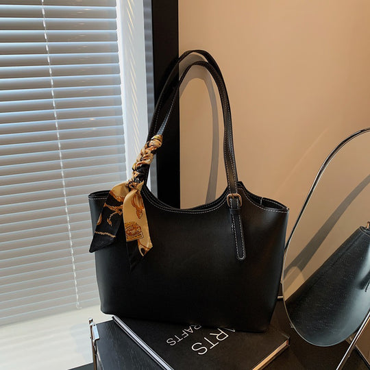 Damen elegante Schultertasche mit modischem Schalakzent Nord Taschen