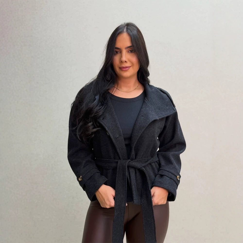 Damen Kurzer doppeltreihiger Mantel mit Stehkragen und Bindegürtel Nord Taschen