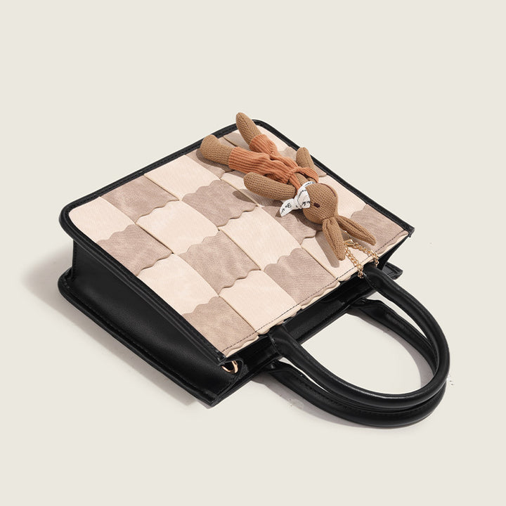 Damen Umhängetasche mit kreativem Patchwork-Design und verspieltem Anhänger Nord Taschen