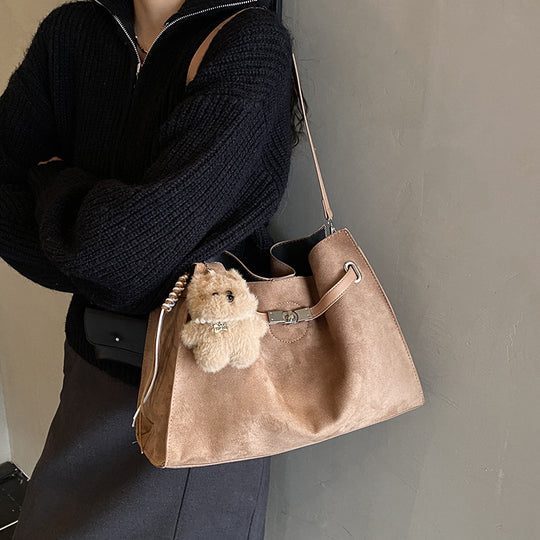Damen elegante Umhängetasche aus weichem Wildleder mit abnehmbarem Plüschanhänger Nord Taschen