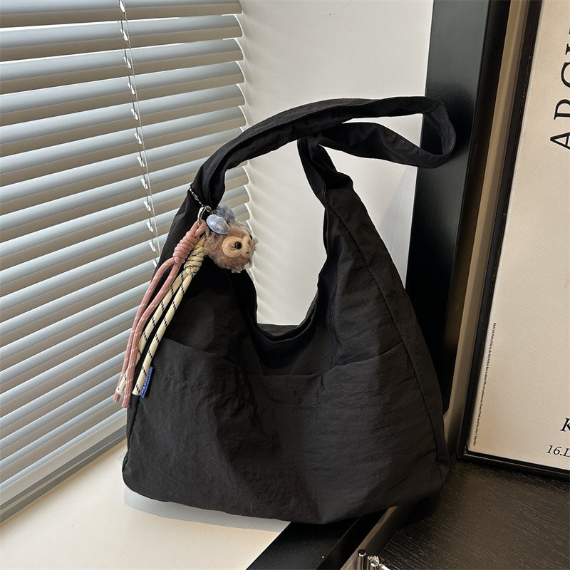 Damen lässige Beuteltasche mit dekorativem Anhänger Nord Taschen