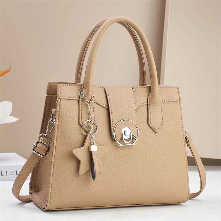 Damen elegante Handtasche mit modischem Anhänger Nord Taschen