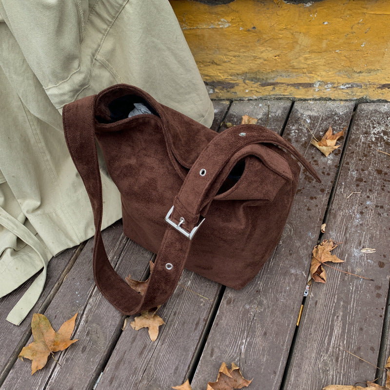 Damen Umhängetasche aus weichem Veloursleder mit lässigem Design Nord Taschen