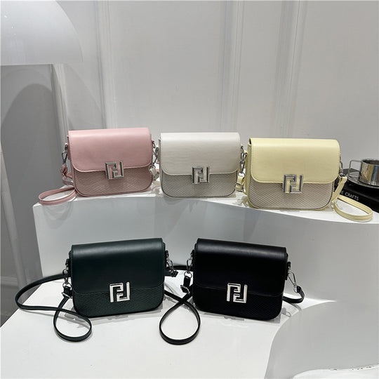 Damen Umhängetasche im minimalistischen Design mit eleganten Metallakzenten Nord Taschen