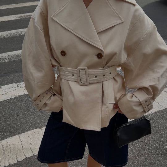 Damen Kurz-Trenchcoat mit tailliertem Gürtel, weitem Revers und kastiger Silhouette Nord Taschen