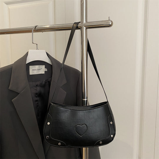 Damen Umhängetasche mit Herzmotiv und strukturierter Oberfläche Nord Taschen