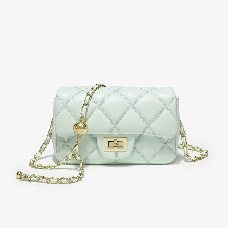 Damen elegante Schultertasche mit stilvoller Steppung und markanten Metallakzenten Nord Taschen