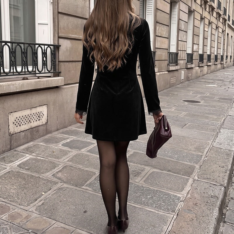 Damen Samt‑Minikleid mit Spitzenbesatz, V‑Ausschnitt und Trompetenärmeln Nord Taschen