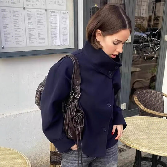 Damen 60+ Boxy‑Kurzjacke mit hohem Stehkragen und verdeckter Knopfleiste Nord Taschen