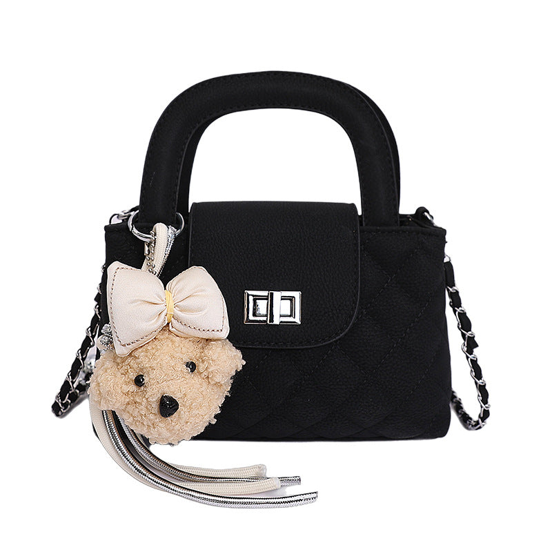 Damen Handtasche mit verspieltem Design und charmanten Anhänger Nord Taschen