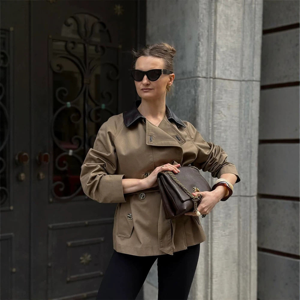 Damen Kurztrenchjacke mit taillierter Silhouette, Bindegürtel und kontrastkragen Nord Taschen