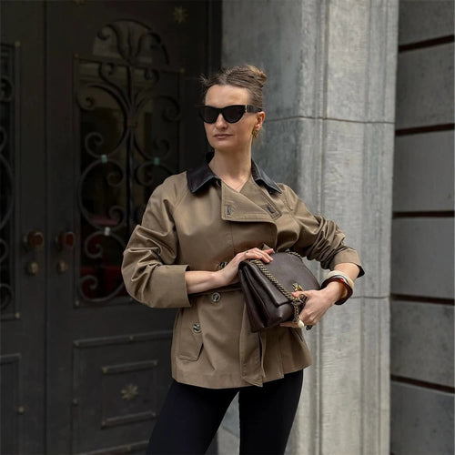 Damen Kurztrenchjacke mit taillierter Silhouette, Bindegürtel und kontrastkragen Nord Taschen