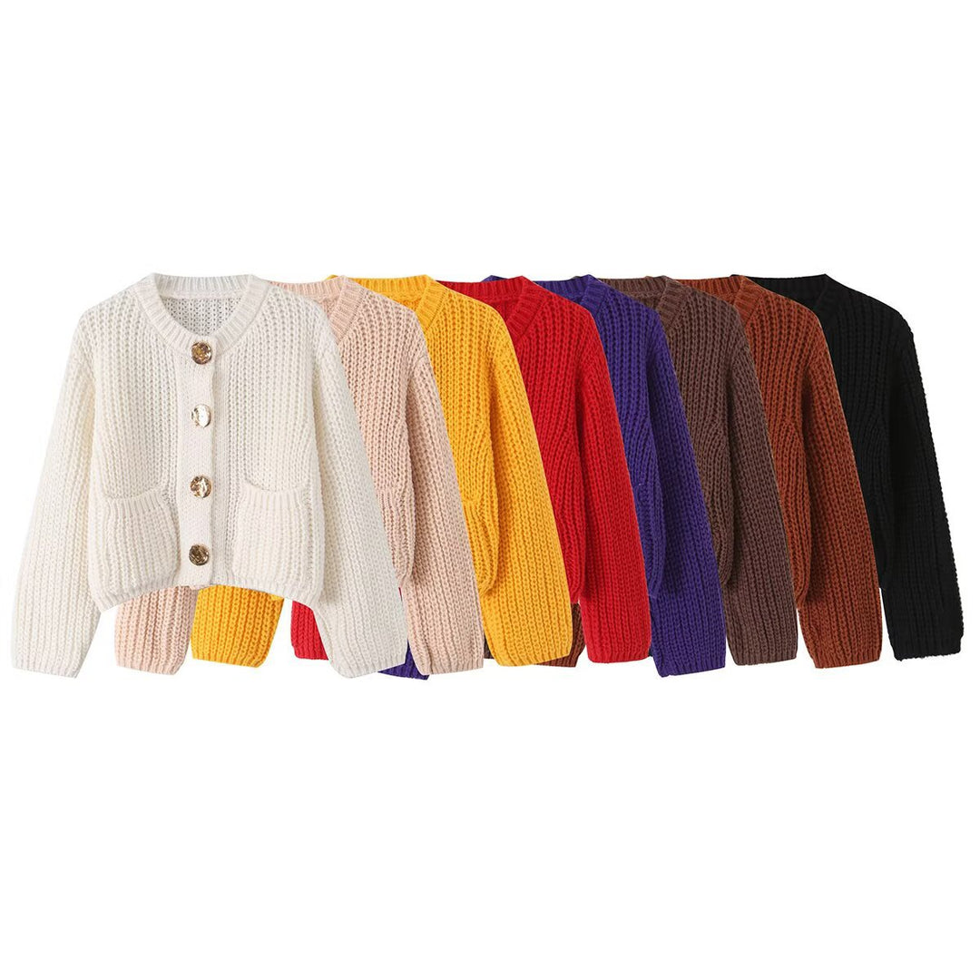 Damen Grobgestrickte Kurzstrickjacke mit großen Zierknöpfen und aufgesetzten Taschen Nord Taschen
