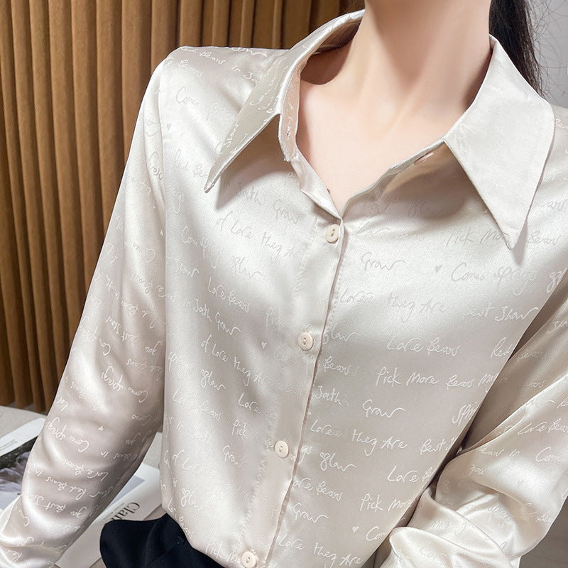 Damen Satinbluse mit zarter Jacquard‑Schrift, spitzem Hemdkragen und durchgehendem Knopfverschluss Nord Taschen