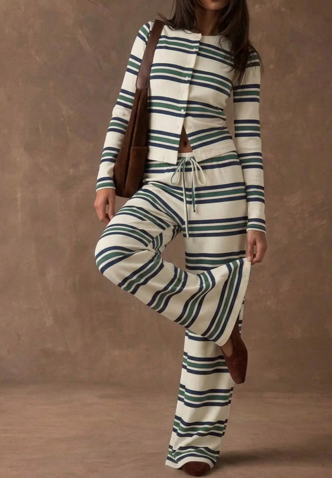 Damen Gestreiftes Strick-Lounge-Set mit tailliertem Knopfcardigan und weitem Palazzohose Nord Taschen