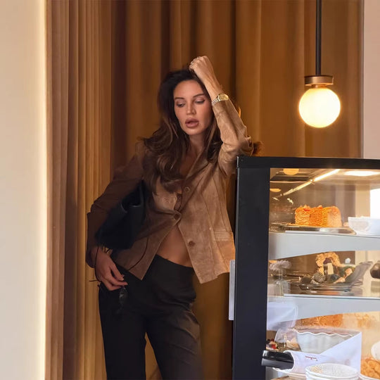 Damen Taillierter Wildleder-Blazerjacke mit Hemdkragen und minimalistischen Ziernähten Nord Taschen