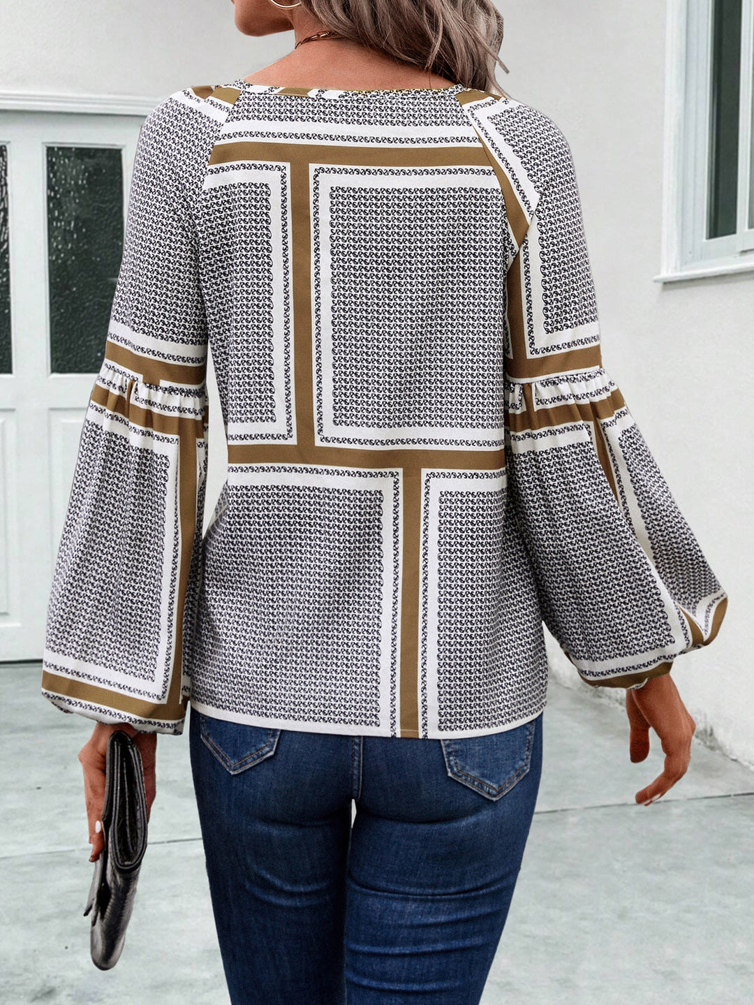 Damen Bluse mit eleganten Rüschendetails und modernem Muster