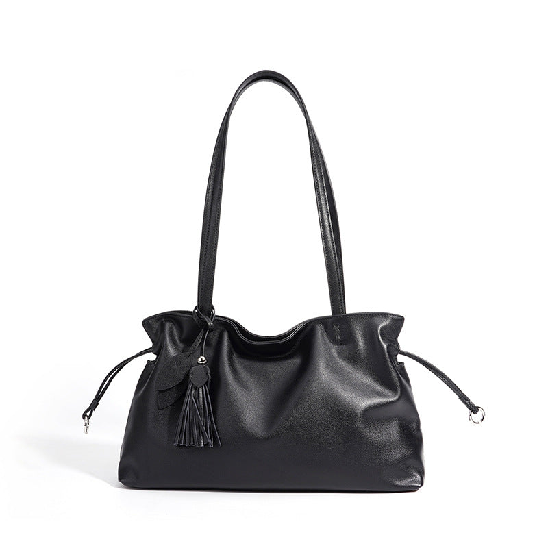 Damen Handtasche aus hochwertigem Kunstleder mit auffälligem Quastenanhänger Nord Taschen