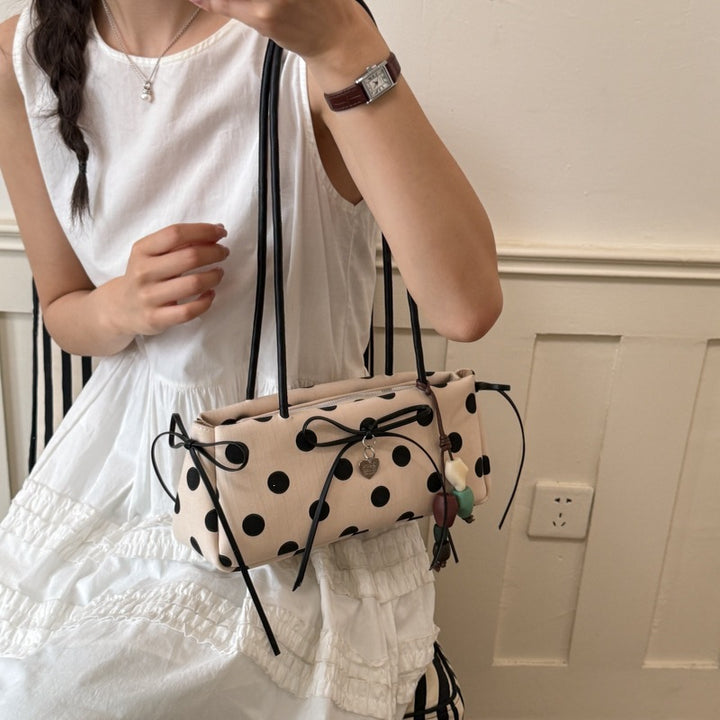 Damen Umhängetasche mit verspieltem Punktedesign und charmanten Anhängern Nord Taschen