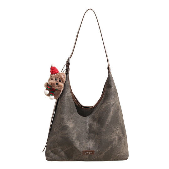 Damen Hobo-Tasche aus weichem Veloursleder mit charmantem Anhänger Nord Taschen