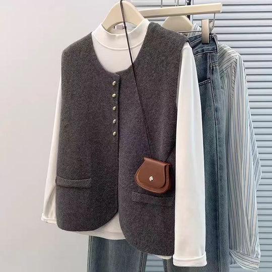 Damen Kurzgeschnittene Ärmellose Strickweste mit Perlenknopfleiste und aufgesetzten Taschen Nord Taschen