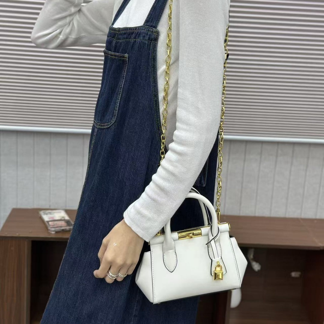 Damen Handtasche im strukturierten Design mit goldener Kette Nord Taschen