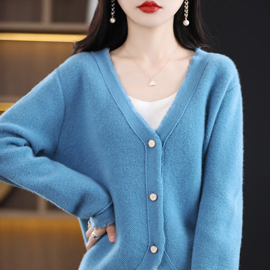 Damen Kurzgeschnittener V‑Ausschnitt‑Cardigan mit feinem Flor und Perlmuttknöpfen Nord Taschen