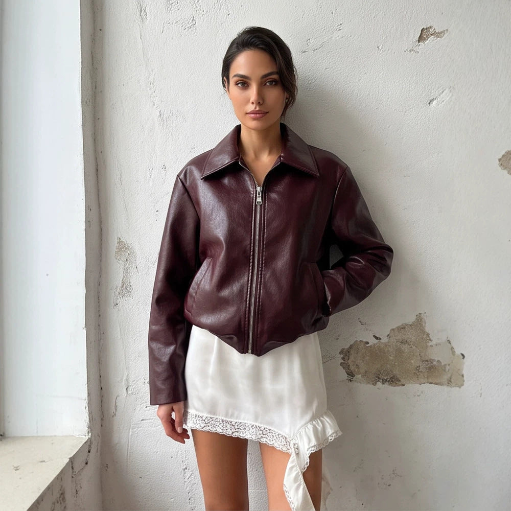 Damen Kurzjacke aus veganer Glattleder‑Optik mit spitzem Hemdkragen und frontalem Reißverschluss Nord Taschen