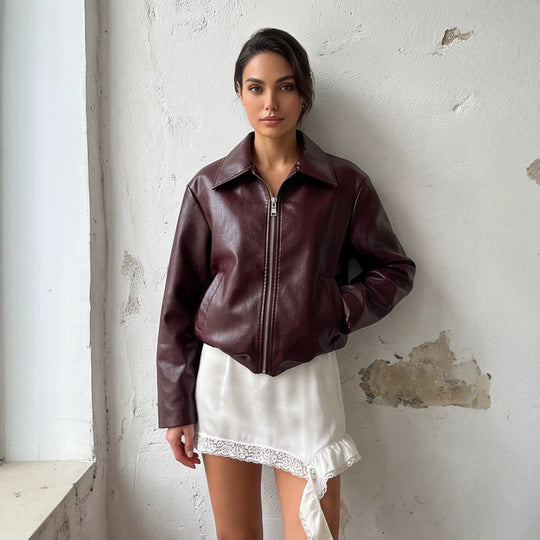 Damen Kurzjacke aus veganer Glattleder‑Optik mit spitzem Hemdkragen und frontalem Reißverschluss Nord Taschen