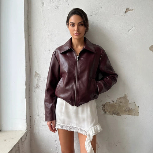 Damen Kurzjacke aus veganer Glattleder‑Optik mit spitzem Hemdkragen und frontalem Reißverschluss Nord Taschen