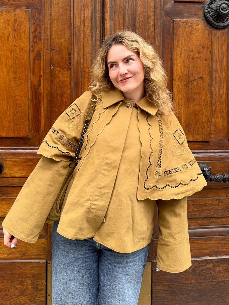 Damen Kurzjacke mit besticktem Cape, Lochstickerei und geschwungenem Saum Nord Taschen