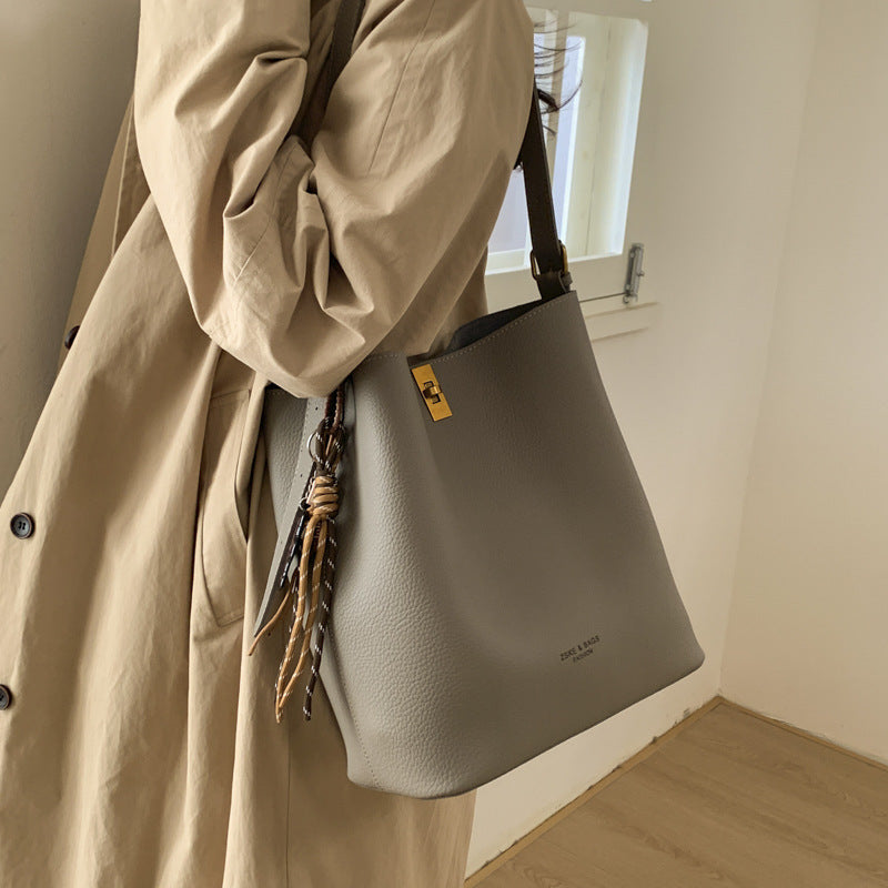Damen hochwertige Schultertasche mit abnehmbarem Kosmetiktäschchen Nord Taschen