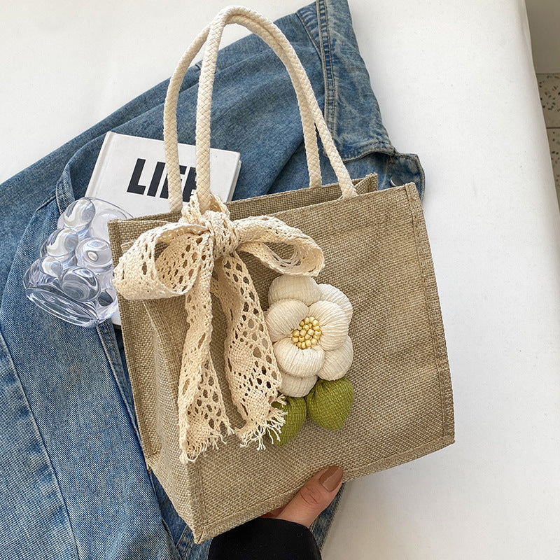 Damen Jute-Handtasche mit floralem Akzent und dekorativem Schleifenband Nord Taschen