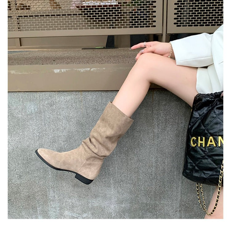 Damen Wadenhohe Stiefel aus Veloursleder mit lässigen Schaftfalten und flachem Absatz Nord Taschen